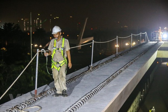 Hà Nội: Công nhân trắng đêm lao dầm xây cầu cạn vành đai 3 - 15 Hà Nội: Công nhân trắng đêm lao dầm xây cầu cạn vành đai 3 - 15
