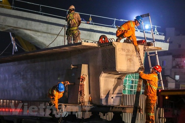 Hà Nội: Công nhân trắng đêm lao dầm xây cầu cạn vành đai 3 - 3 Hà Nội: Công nhân trắng đêm lao dầm xây cầu cạn vành đai 3 - 3