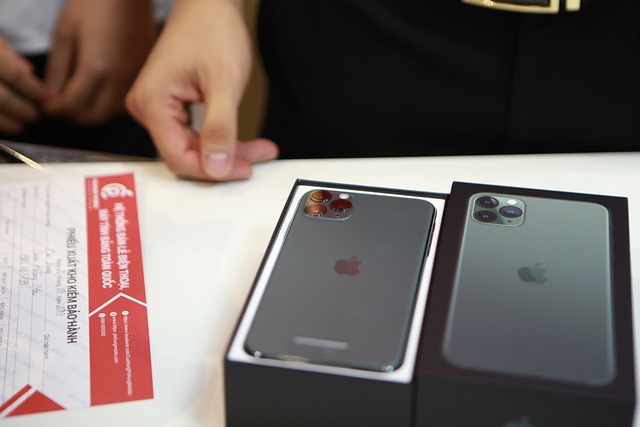 Mổ bụng chiếc iPhone 11 Pro Max màu rêu đầu tiên tại Hà Nội - 1