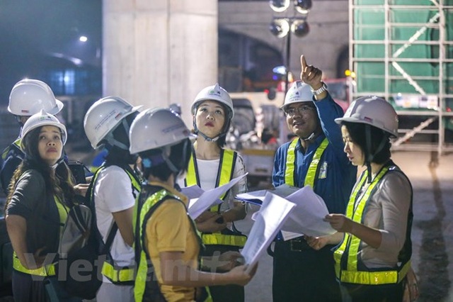 Hà Nội: Công nhân trắng đêm lao dầm xây cầu cạn vành đai 3 - 4 Hà Nội: Công nhân trắng đêm lao dầm xây cầu cạn vành đai 3 - 4