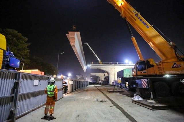 Hà Nội: Công nhân trắng đêm lao dầm xây cầu cạn vành đai 3 - 5 Hà Nội: Công nhân trắng đêm lao dầm xây cầu cạn vành đai 3 - 5