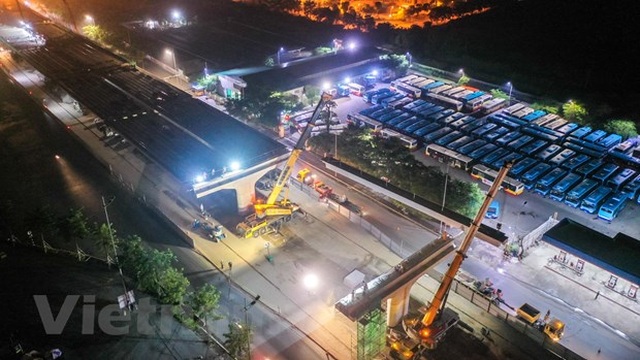 Hà Nội: Công nhân trắng đêm lao dầm xây cầu cạn vành đai 3 - 6 Hà Nội: Công nhân trắng đêm lao dầm xây cầu cạn vành đai 3 - 6
