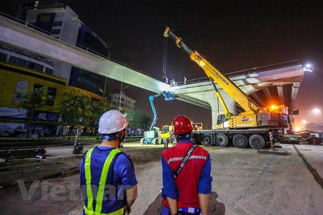 Hà Nội: Công nhân trắng đêm lao dầm xây cầu cạn vành đai 3 - 8 Hà Nội: Công nhân trắng đêm lao dầm xây cầu cạn vành đai 3 - 8