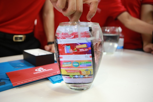 Mổ bụng chiếc iPhone 11 Pro Max màu rêu đầu tiên tại Hà Nội - 4