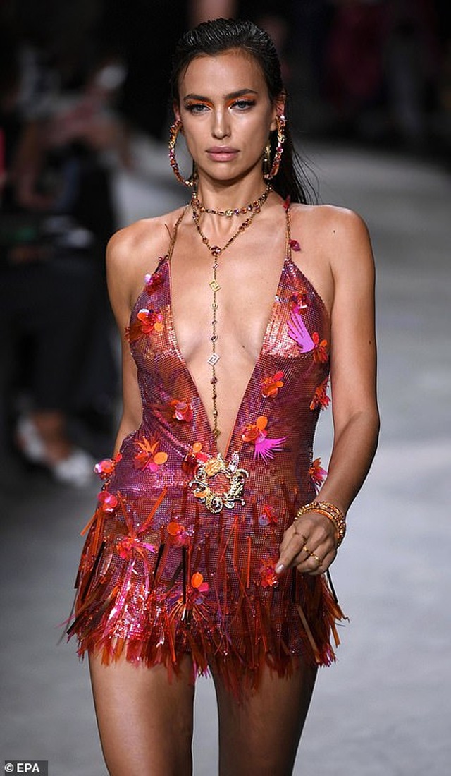 Irina Shayk quyến rũ với váy ngắn - 7 Irina Shayk quyến rũ với váy ngắn - 7