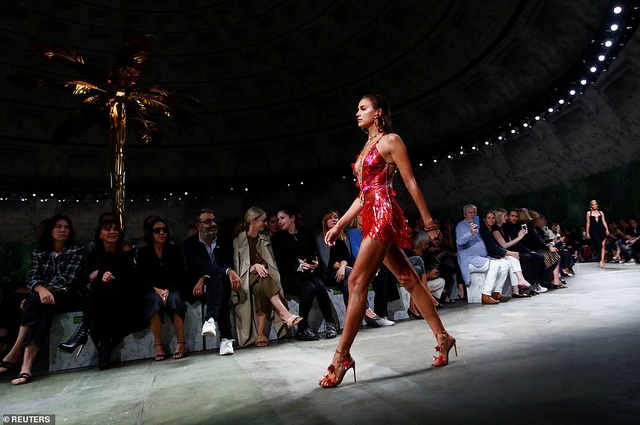 Irina Shayk quyến rũ với váy ngắn - 6 Irina Shayk quyến rũ với váy ngắn - 6