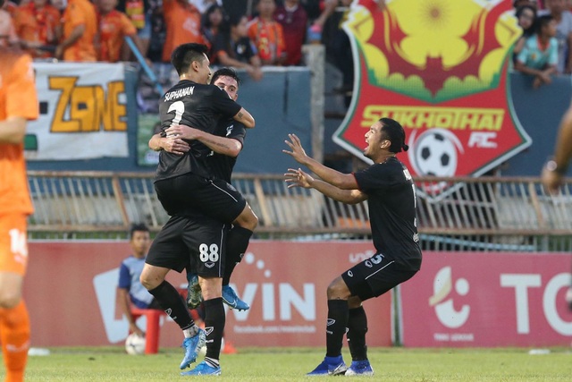 Văn Lâm cản phá phạt đền, Muangthong United giành chiến thắng ở Thai-League