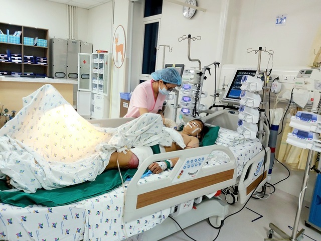 Cứu nữ sinh bị xe tông vỡ toạc vùng chậu sau giờ tan trường - 4 Cứu nữ sinh bị xe tông vỡ toạc vùng chậu sau giờ tan trường - 4