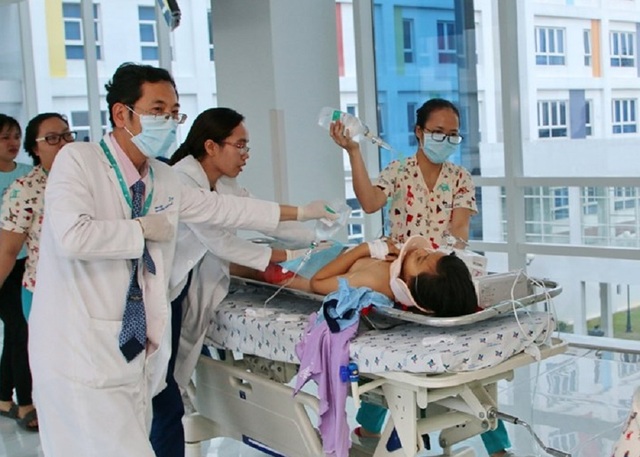 Cứu nữ sinh bị xe tông vỡ toạc vùng chậu sau giờ tan trường - 1 Cứu nữ sinh bị xe tông vỡ toạc vùng chậu sau giờ tan trường - 1