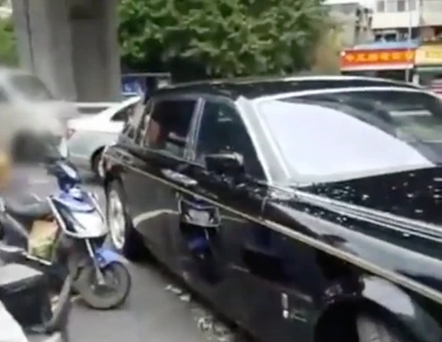 Tông trúng Rolls-Royce Phantom, nhân viên giao hàng phải bồi thường tiền tỉ - 1