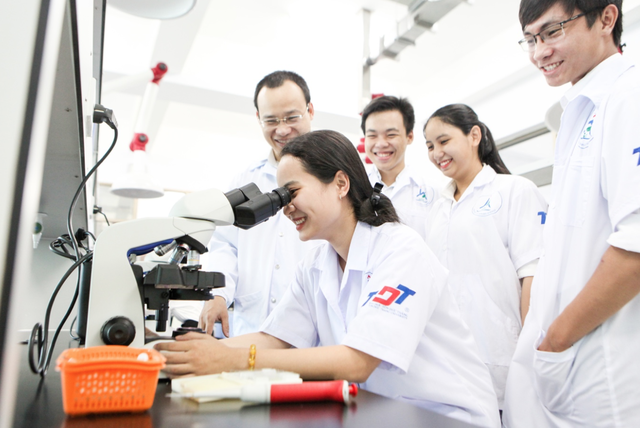 Sinh viên trường ĐH Tôn Đức Thắng tốt nghiệp có điểm TOEIC từ 700 – 800 - 2 Sinh viên trường ĐH Tôn Đức Thắng tốt nghiệp có điểm TOEIC từ 700 – 800 - 2