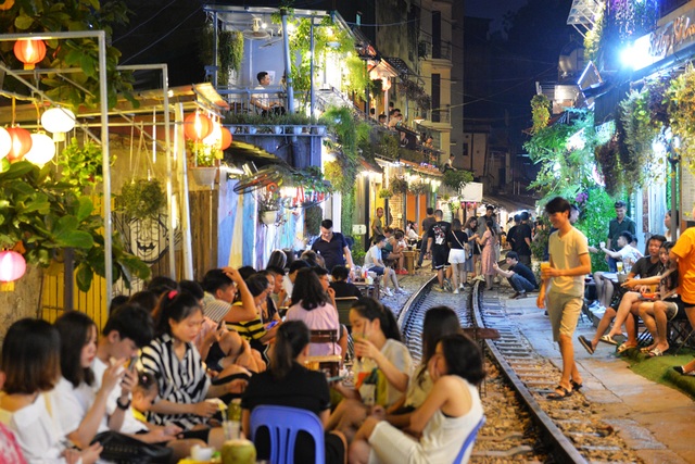 Xóm đường tàu phố cổ Hà Nội thành điểm chơi đêm nhộn nhịp - 16 Xóm đường tàu phố cổ Hà Nội thành điểm chơi đêm nhộn nhịp - 16