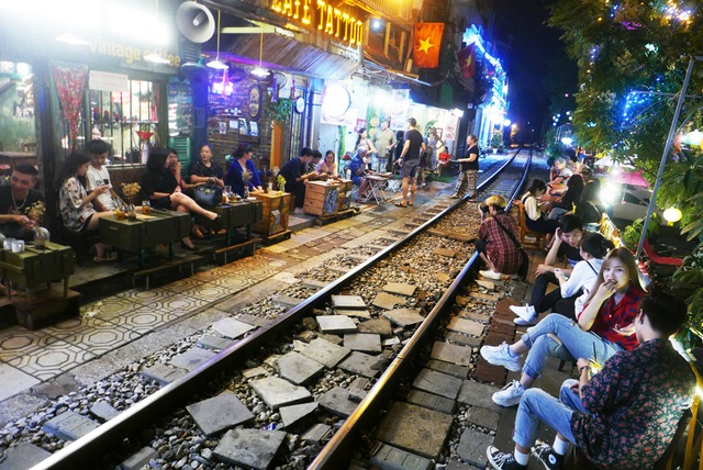 Xóm đường tàu phố cổ Hà Nội thành điểm chơi đêm nhộn nhịp - 1 Xóm đường tàu phố cổ Hà Nội thành điểm chơi đêm nhộn nhịp - 1