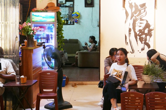 Xóm đường tàu phố cổ Hà Nội thành điểm chơi đêm nhộn nhịp - 10 Xóm đường tàu phố cổ Hà Nội thành điểm chơi đêm nhộn nhịp - 10