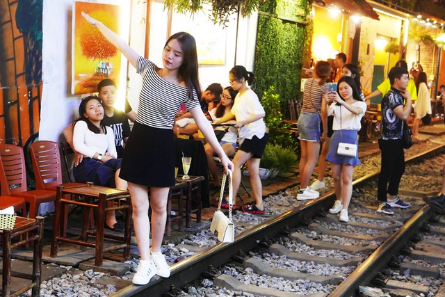 Xóm đường tàu phố cổ Hà Nội thành điểm chơi đêm nhộn nhịp - 15 Xóm đường tàu phố cổ Hà Nội thành điểm chơi đêm nhộn nhịp - 15