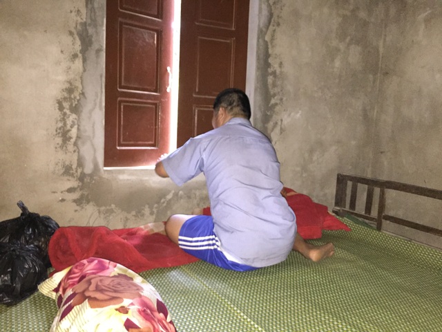 Mẹ già nằm liệt giường ước có đủ cơm cho đứa con mặt khờ - 3 Mẹ già nằm liệt giường ước có đủ cơm cho đứa con mặt khờ - 3
