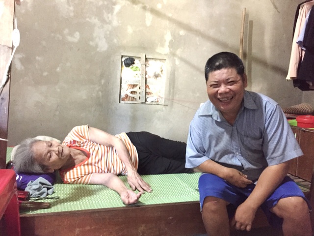 Người mẹ nằm liệt giường nhận niềm vui bất ngờ đúng ngày Phụ nữ Việt Nam - 2 Người mẹ nằm liệt giường nhận niềm vui bất ngờ đúng ngày Phụ nữ Việt Nam - 2