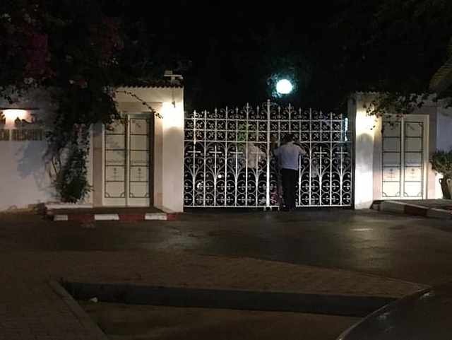 Lo không được trả tiền, khách sạn nhốt 40 du khách làm con tin - 1 Lo không được trả tiền, khách sạn nhốt 40 du khách làm con tin - 1