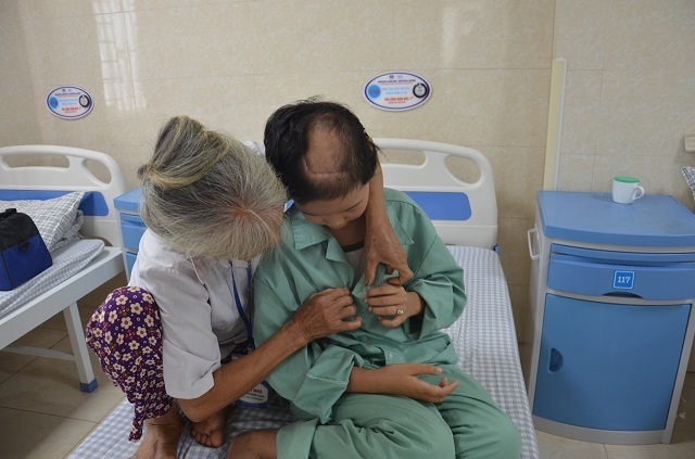Bà ơi, cháu không chết đâu! Cháu còn sống để nuôi bà nữa mà - 7 Bà ơi, cháu không chết đâu! Cháu còn sống để nuôi bà nữa mà - 7