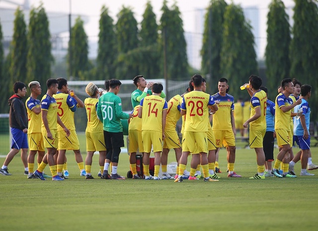 Đội tuyển Việt Nam tập buổi đầu, HLV Park Hang Seo “bở hơi tai” - Ảnh minh hoạ 3