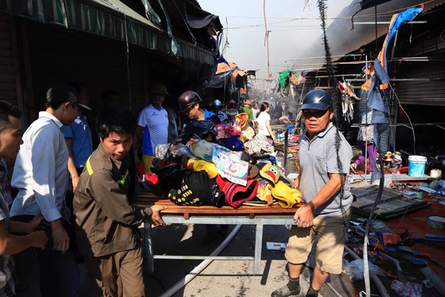 Hà Nội: Chợ Tó cháy dữ dội, tiểu thương hối hả ôm đồ tháo chạy - 2 Hà Nội: Chợ Tó cháy dữ dội, tiểu thương hối hả ôm đồ tháo chạy - 2