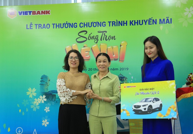 Vietbank trao thưởng xe Mazda cho khách hàng gửi tiết kiệm - 1 Vietbank trao thưởng xe Mazda cho khách hàng gửi tiết kiệm - 1