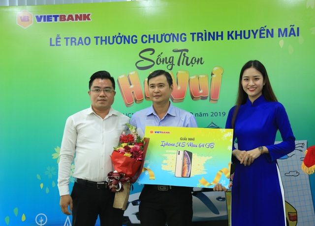 Vietbank trao thưởng xe Mazda cho khách hàng gửi tiết kiệm - 2 Vietbank trao thưởng xe Mazda cho khách hàng gửi tiết kiệm - 2