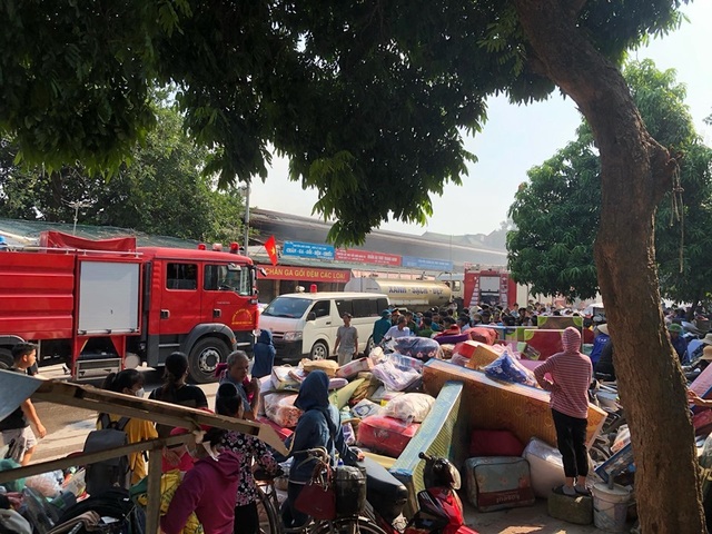 Hà Nội: Chợ Tó cháy dữ dội, tiểu thương hối hả ôm đồ tháo chạy - 1