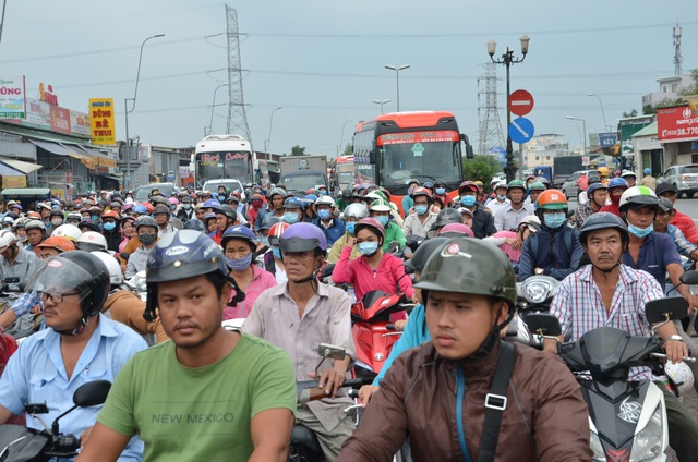 Giao thông Sài Gòn tắc cứng, tê liệt ở cả 2 đầu cửa ngõ - 2 Giao thông Sài Gòn tắc cứng, tê liệt ở cả 2 đầu cửa ngõ - 2