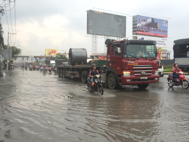 Giao thông Sài Gòn tắc cứng, tê liệt ở cả 2 đầu cửa ngõ - 4 Giao thông Sài Gòn tắc cứng, tê liệt ở cả 2 đầu cửa ngõ - 4