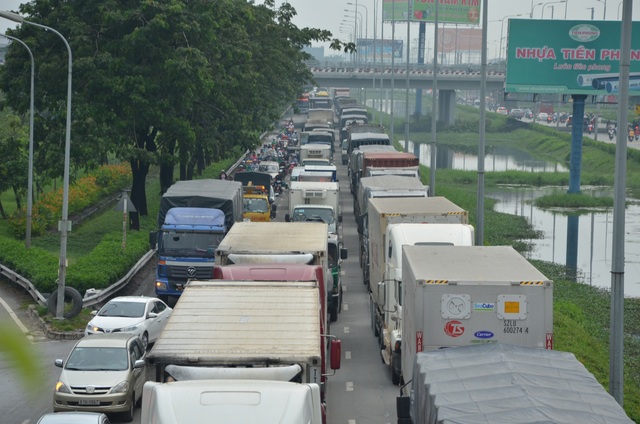 Giao thông Sài Gòn tắc cứng, tê liệt ở cả 2 đầu cửa ngõ - 6 Giao thông Sài Gòn tắc cứng, tê liệt ở cả 2 đầu cửa ngõ - 6