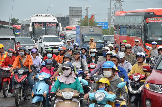 Giao thông Sài Gòn tắc cứng, tê liệt ở cả 2 đầu cửa ngõ - 7 Giao thông Sài Gòn tắc cứng, tê liệt ở cả 2 đầu cửa ngõ - 7