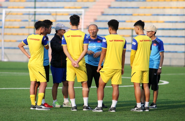 Đội tuyển Việt Nam tập buổi đầu, HLV Park Hang Seo “bở hơi tai”