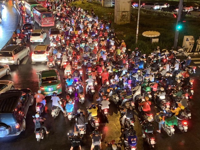 Giao thông Sài Gòn tắc cứng, tê liệt ở cả 2 đầu cửa ngõ - 12 Giao thông Sài Gòn tắc cứng, tê liệt ở cả 2 đầu cửa ngõ - 12