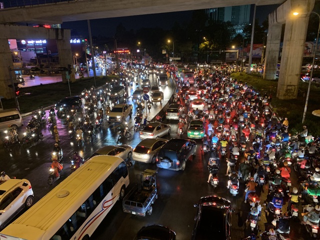Giao thông Sài Gòn tắc cứng, tê liệt ở cả 2 đầu cửa ngõ - 10 Giao thông Sài Gòn tắc cứng, tê liệt ở cả 2 đầu cửa ngõ - 10