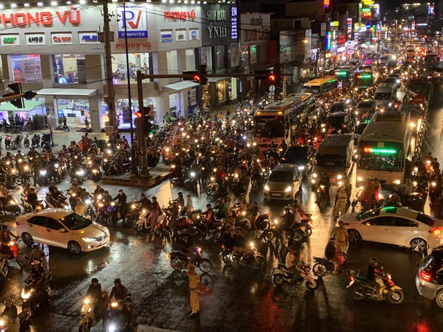 Giao thông Sài Gòn tắc cứng, tê liệt ở cả 2 đầu cửa ngõ - 18 Giao thông Sài Gòn tắc cứng, tê liệt ở cả 2 đầu cửa ngõ - 18
