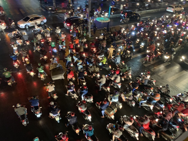 Giao thông Sài Gòn tắc cứng, tê liệt ở cả 2 đầu cửa ngõ - 14 Giao thông Sài Gòn tắc cứng, tê liệt ở cả 2 đầu cửa ngõ - 14