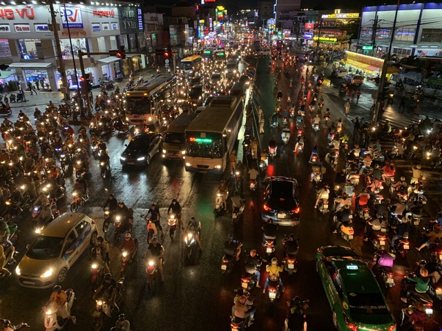 Giao thông Sài Gòn tắc cứng, tê liệt ở cả 2 đầu cửa ngõ - 15 Giao thông Sài Gòn tắc cứng, tê liệt ở cả 2 đầu cửa ngõ - 15