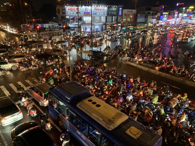 Giao thông Sài Gòn tắc cứng, tê liệt ở cả 2 đầu cửa ngõ - 16 Giao thông Sài Gòn tắc cứng, tê liệt ở cả 2 đầu cửa ngõ - 16