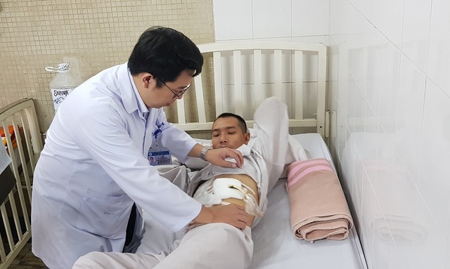 Người đàn ông “mang bầu” 15 năm được bác sĩ giải cứu - 3 Người đàn ông “mang bầu” 15 năm được bác sĩ giải cứu - 3