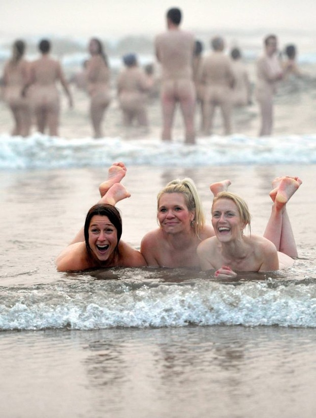 Anh: Hàng trăm người khỏa thân trong cái lạnh 18 độ ở Biển Bắc - Ảnh minh hoạ 2