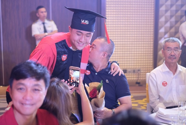 Lễ vinh danh 38 học viên IELTS Bounty Hunters mùa 3 nhiều xúc động - 2 Lễ vinh danh 38 học viên IELTS Bounty Hunters mùa 3 nhiều xúc động - 2