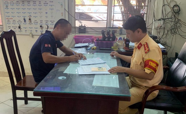 Hà Nội: Lộ diện tài xế ô tô không nhường đường cho xe chữa cháy - 1 Hà Nội: Lộ diện tài xế ô tô không nhường đường cho xe chữa cháy - 1