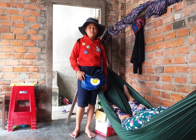 Xót thương bé gái 12 tuổi đạp xe khắp ngõ, ngách bán vé số chăm mẹ và em thơ - 2 Xót thương bé gái 12 tuổi đạp xe khắp ngõ, ngách bán vé số chăm mẹ và em thơ - 2