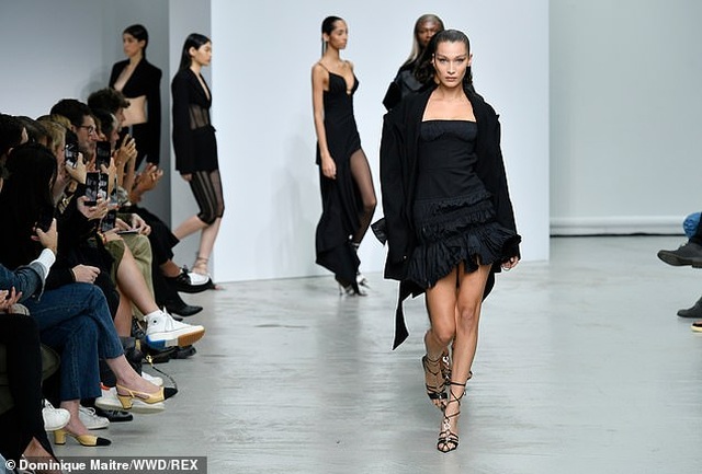 Bella Hadid khoe chân dài trên sàn diễn thời trang - 3 Bella Hadid khoe chân dài trên sàn diễn thời trang - 3