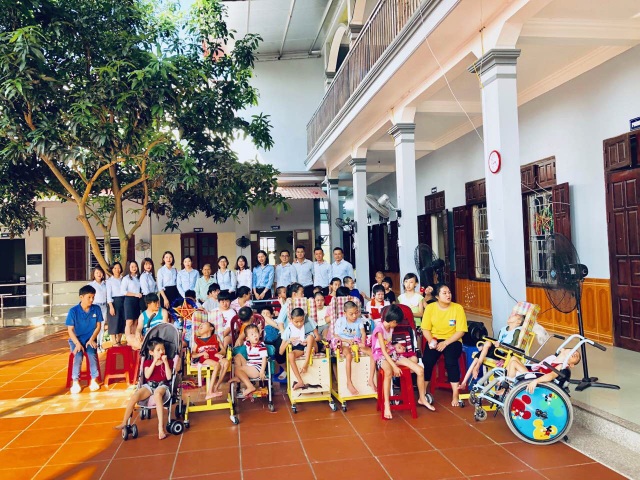 Eximbank tổ chức “Đêm hội trăng trằm” cho trẻ em nghèo khuyết tật tại nhà tình thương Hương La, Bắc Ninh - 2 Eximbank tổ chức “Đêm hội trăng trằm” cho trẻ em nghèo khuyết tật tại nhà tình thương Hương La, Bắc Ninh - 2