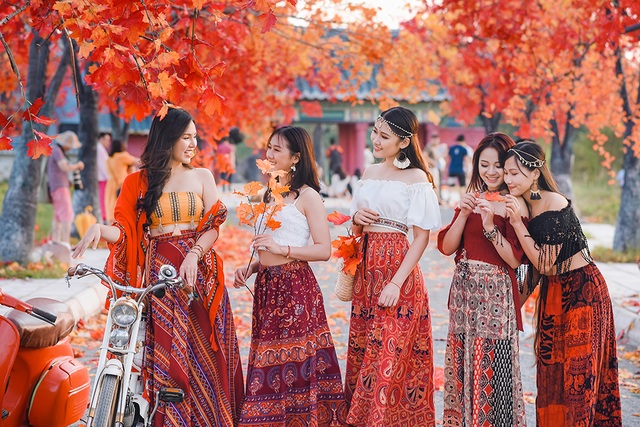 Giới trẻ Hà Nội nô nức “check-in” ở hàng cây lá phong đỏ đầy lãng mạn - 5 Giới trẻ Hà Nội nô nức “check-in” ở hàng cây lá phong đỏ đầy lãng mạn - 5