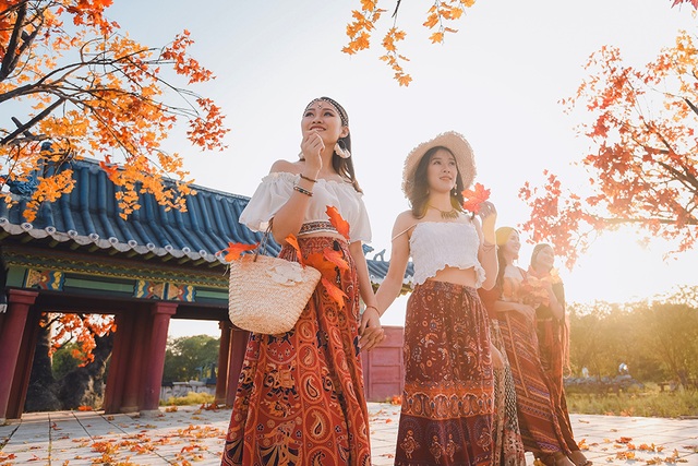 Giới trẻ Hà Nội nô nức “check-in” ở hàng cây lá phong đỏ đầy lãng mạn - 6 Giới trẻ Hà Nội nô nức “check-in” ở hàng cây lá phong đỏ đầy lãng mạn - 6