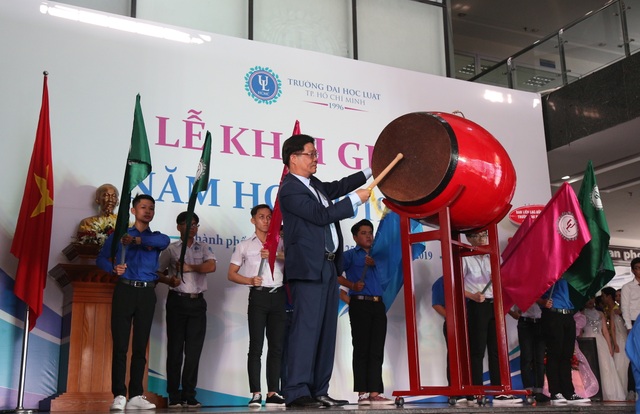 Trường ĐH Luật TP.HCM trao hơn 264 triệu đồng học bổng đến sinh viên khó khăn - 3