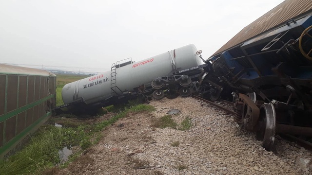 Tàu hỏa tông xe tải, 4 toa tàu lật văng khỏi đường ray - 3 Tàu hỏa tông xe tải, 4 toa tàu lật văng khỏi đường ray - 3